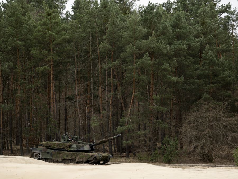 Auch die frühjährliche Schlammperiode in Russland legt Panzer lahm und zwingt Putins Truppen zum Stillstand.
