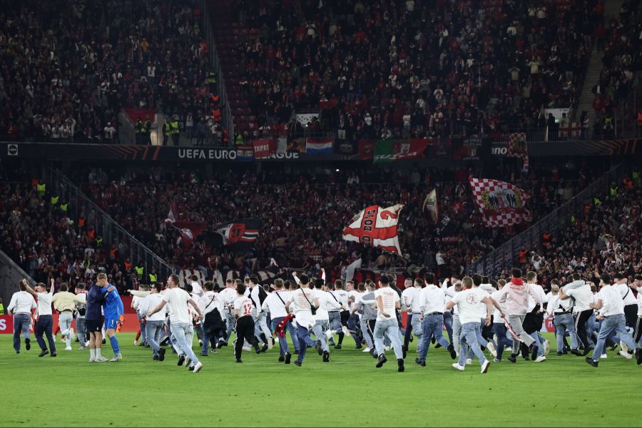 Nach dem Abpfiff stürmen die Fans den Platz.