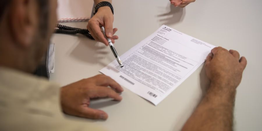 Arbeitssuchende warten seit Wochen auf ihre Taggelder.