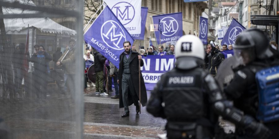 Die Demonstranten der Bewegung Mass-Voll widersetzten sich der Aufforderung der Polizei, mitgeführte Hellebarden abzugeben. (Archivbild)