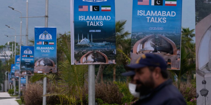 ARCHIV - Sicherheitspersonal neben Schildern zu den vorangegangenen Verhandlungen zwischen den USA und dem Iran in Islamabad. Foto: Anjum Naveed/AP/dpa/Archivbil