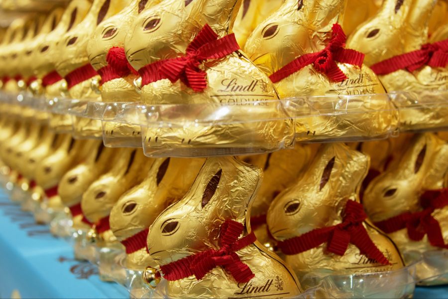 Die Oster-Schoggi von Lindt blieb in Edeka- und Rewe-Supermärkten «wie Blei in den Regalen», wie ein Händler sagt.