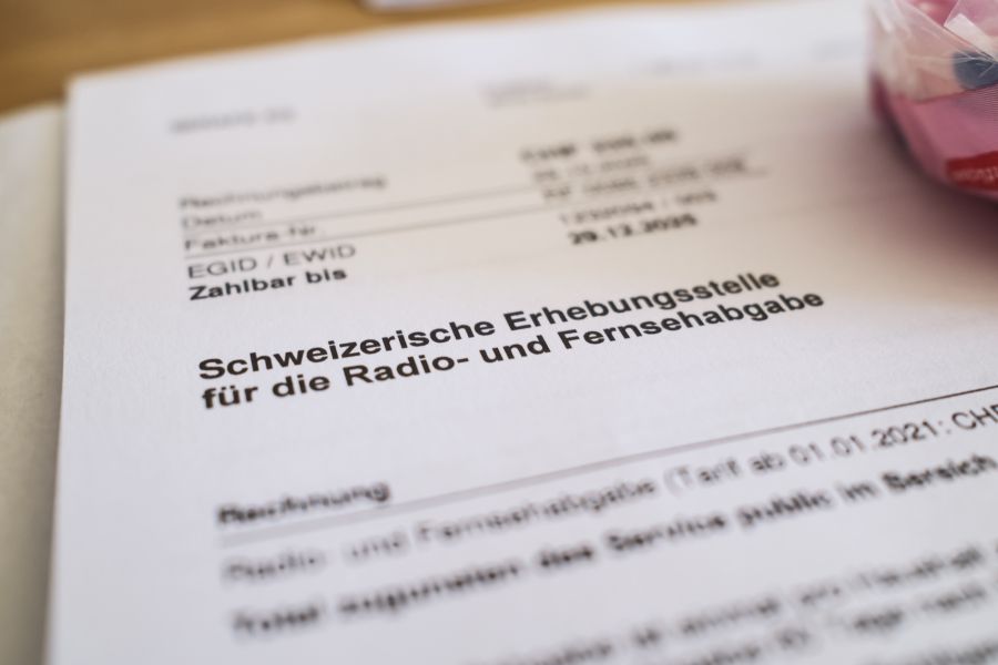 Die SRG-Initiative will die Serafe-Gebühren von 335 auf 200 Franken pro Jahr senken.