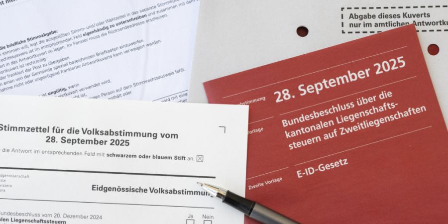 Der Kanton Bern soll künftig originalgetreues Abstimmungs- und Wahlmaterial an Schulen verteilen. (Symbolbild)