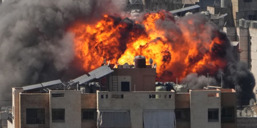 Flammen steigen nach einem israelischen Luftangriff in Dahija, einem südlichen Vorort von Beirut, auf. Foto: Hassan Ammar/AP/dpa