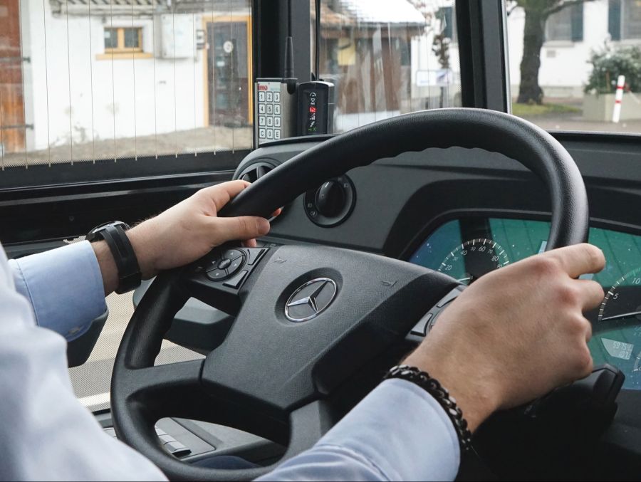 Die fehlenden Kundeninformationen begründen die VZO damit, dass ihre Leitstelle in der Zeit zwischen 16.30 und 17 Uhr stark beansprucht gewesen sei.