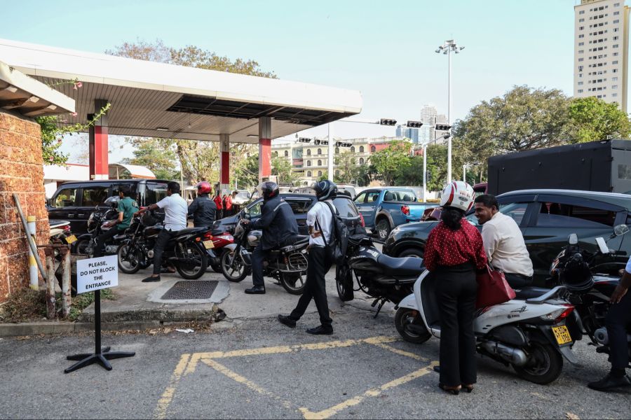 In Sri Lanka wird das Benzin rationiert, pro Tag dürfen maximal 15 Liter gekauft werden.