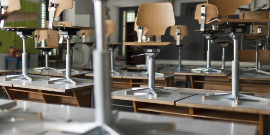 Schülerpulte und Stühle in einem Klassenzimmer der Primarschule, aufgenommen im Schulhaus Dorf in Kriens LU. (Symbolbild)