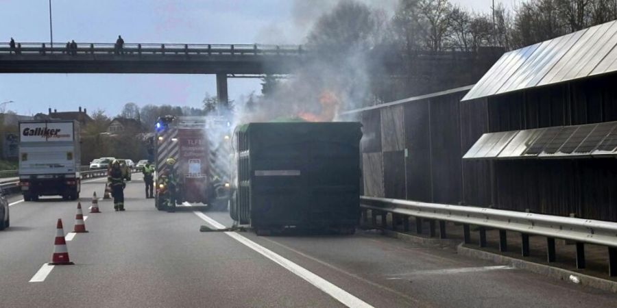 Der brennende Inhalt der Lastenmulde auf der A1 bei Oftringen AG hat am Dienstagnachmittag Verkehrsbehinderungen verursacht.