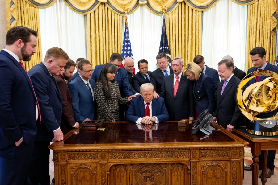 Donald Trump liess im März im Oval Office von 20 Priesterinnen und Priestern für sich beten.