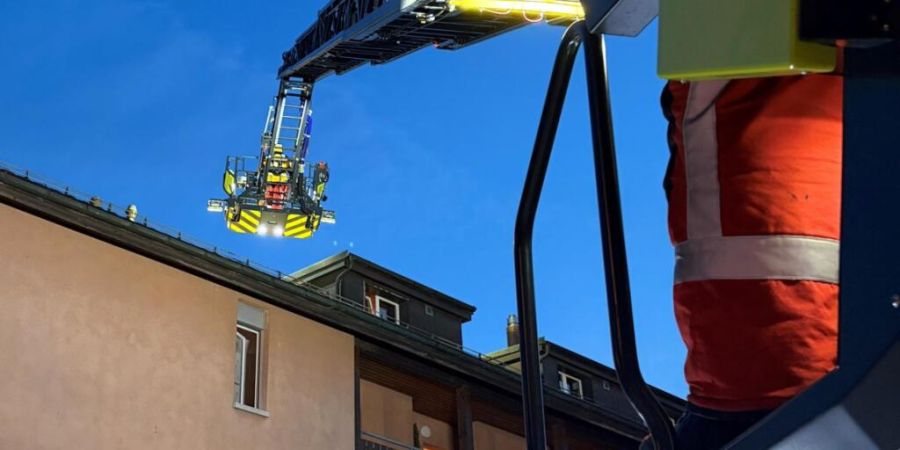 Am Samstagabend kam es in der Fahrweid zu einem Brand auf einem Balkon, wie die Kantonspolizei Zürich mitteilte.