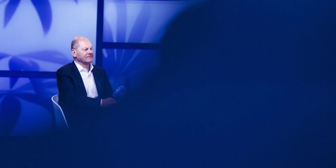 11.05.2024, Brandenburg, Potsdam: Bundeskanzler Olaf Scholz (SPD) spricht bei einer Talkrunde des RND Redaktionsnetzwerks Deutschland, und der Märkischen Allgemeinen Zeitung in der Orangerie der Biosphäre Potsdam. Talkrunde mit Bundeskanzler Scholz