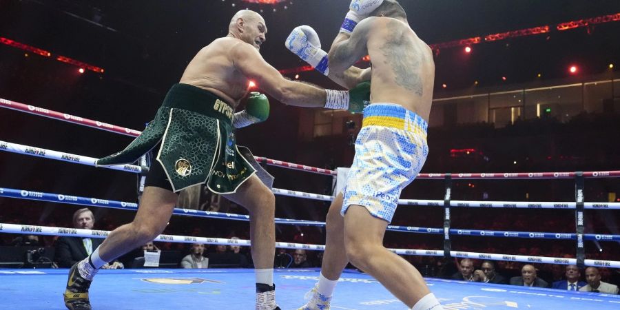 Tyson Fury (l) kämpft gegen Oleksandr Usyk um mehrere Weltmeistertitel im Schwergewicht in der Kingdom Arena.