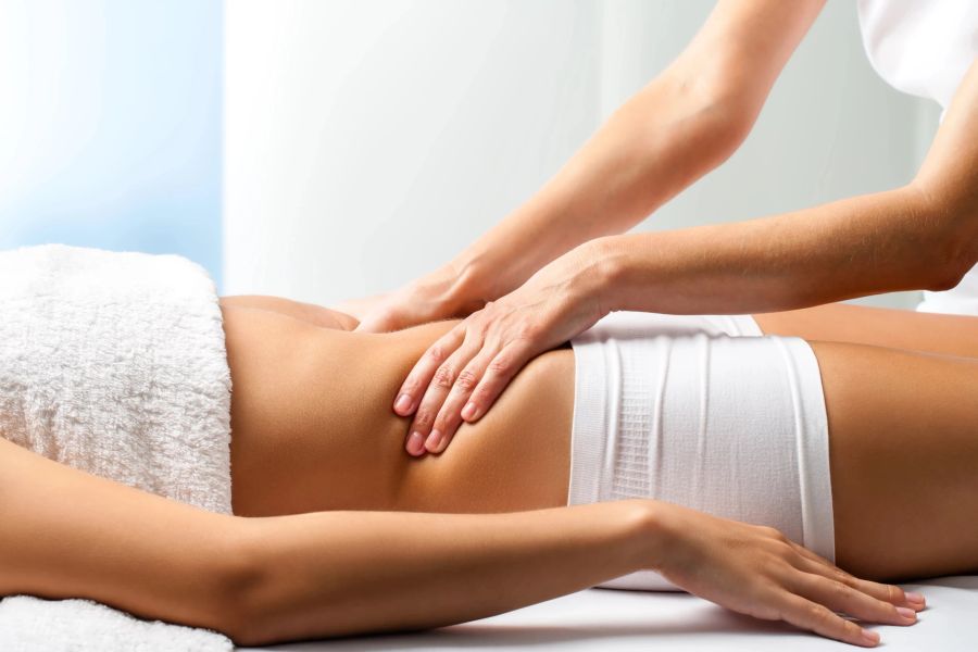 Sanfte Massagen können bei Blähungen helfen.