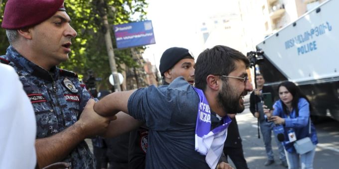 Ein Protestierender wird während der Demonstration in Armenien festgenommen. armenien proteste
