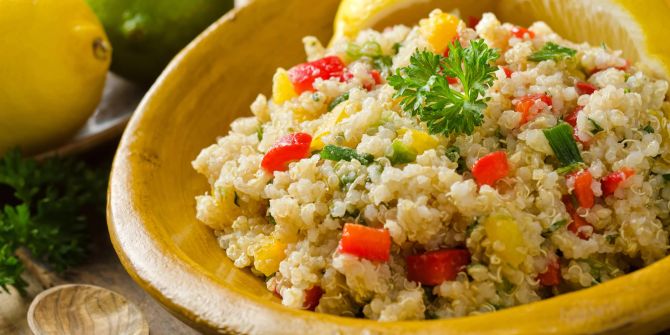 Quinoa eignet sich wunderbar auch als Hauptspeise. Schon mit einem einfachen Rezept zaubern Sie tolle Salate, die unter anderem wertvolle Mineralstoffe liefern.