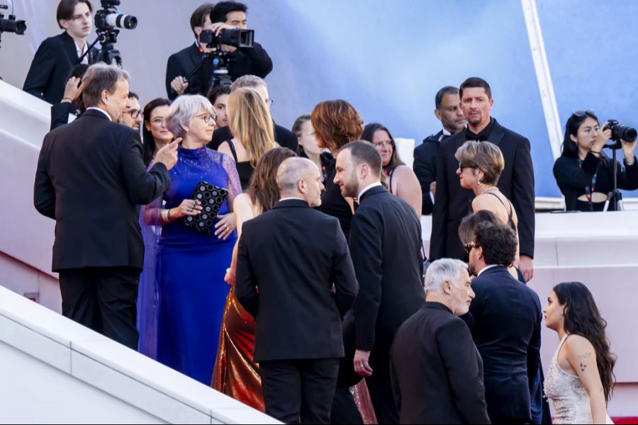 Bundesrätin Elisabeth Baume-Schneider auf dem Roten Teppich auf den Stufen des Palais des Festivals in Cannes.