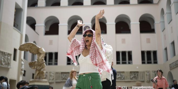 Pro-palästinensische Demonstranten protestieren in der Eingangshalle des Hauptgebäudes der Universität Zürich(UZH) am Dienstag, UZH demonstranten
