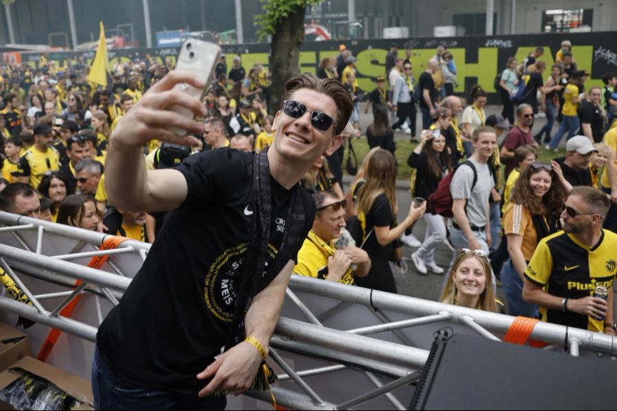 Zahlreiche Fans begleiten den Umzug. Mittelfeldspieler Lukasz Lakomy knipst ein Selfie.