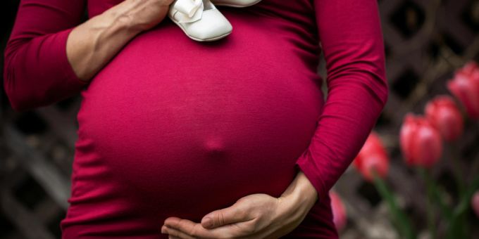 Frauen mit Schwangerschaftsdiabetes könnten ihren Blutzucker künftig ohne Fingerstich kontrollieren. (Archivbild) Schwangerschaft