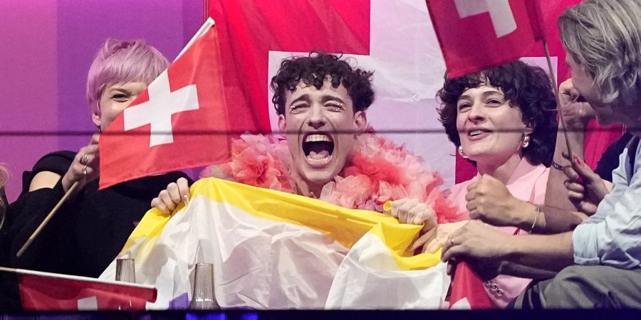 Nemo holte den ESC in die Schweiz. Im Finale schmuggelte Nemo die Pride-Flagge der nicht binären Personen in den Saal.