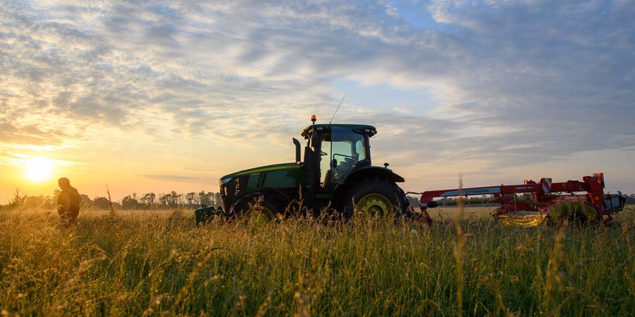 Was verdienen Landwirtinnen und Landwirte? Das Verbraucherportal «Landwirtschaft.de» kennt die Antwort auf diese und andere Fragen.