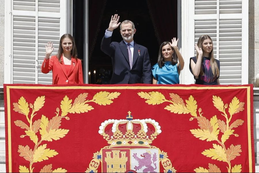 König Felipe und Gattin Letizia winken mit ihren Töchtern vom Oriental Palace in Madrid.