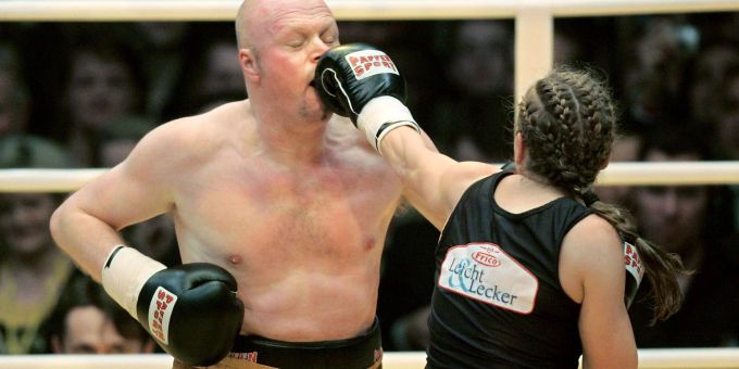 Die ehemalige Boxweltmeisterin Regina Halmich und Fernsehmoderator Stefan Raab beim Kampf im Jahr 2007. Die ehemalige Boxweltmeisterin Regina Halmich und Fernsehmoderator Stefan Raab beim Kampf im Jahr 2007.