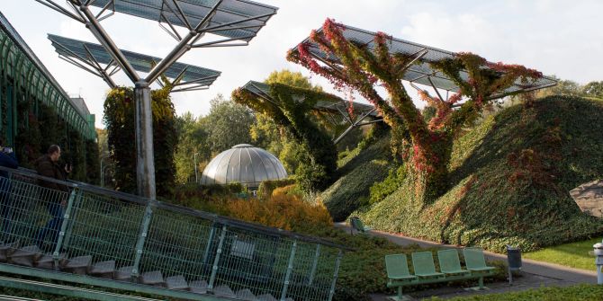 Die Universitätsbibliothek Warschau und der futuristische Park auf dem Dach der Bibliothek sind die ungewöhnlichste Attraktion der polnischen Hauptstadt. — Foto von olenaholianskaphoto.