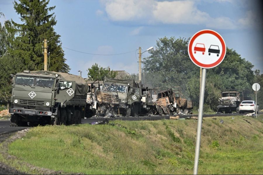 Eine von der Ukraine zerstörte Militärkolonne auf dem Grenzgebiet Kursk.