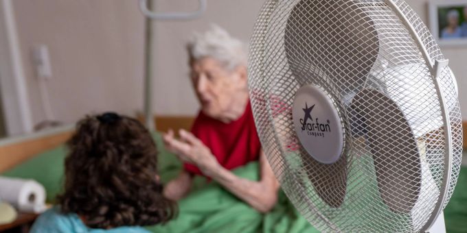 Wegen des Fachkräftemangels im Gesundheitssystem müssen Patienten mitunter Abstriche bei der Körperpflege machen. Pflegerin Ramona Rössner hört ihrer Patientin, der 97-jährigen pflegebedürftigen Seniorin Brigitte Richter, beim Hausbesuch zu.