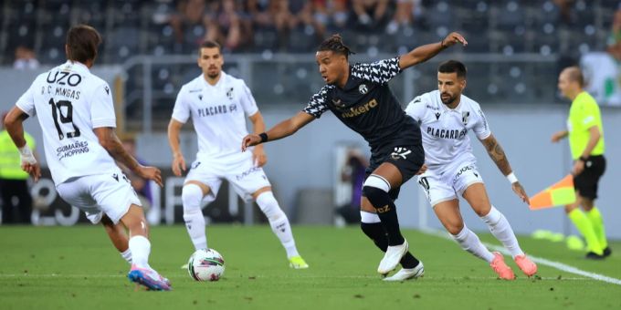 Armstrong Oko-Flex vom FC Zürich im Einsatz gegen Guimarães. FC Zürich