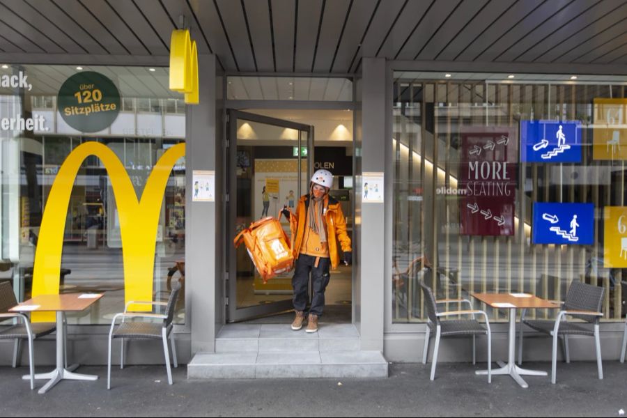 Der hungrige Berner ahnt, wieso es zu der Verzögerung kam: «Zuvorderst auf der Seite stand ein Food-Kurier. Dieser hatte wohl eine Riesen-Bestellung, nach und nach wurde seine Wärme-Box bela