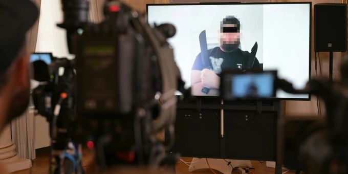 Junge IS-Anhänger radikalisieren sich vor allem in den sozialen Medien. terror