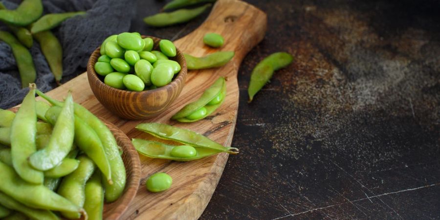 Brettchen mit Edamame Bohnen