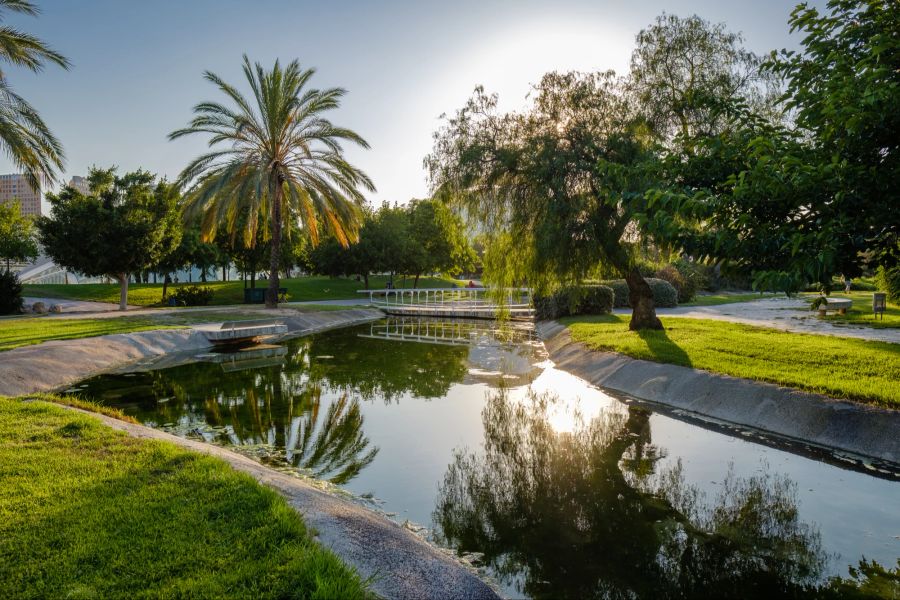 Landschaft des Turia River Gärten Freizeit- und Sportgebiet in Valencia.