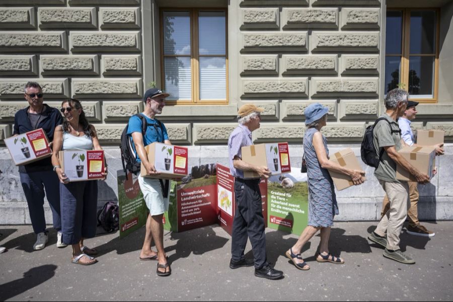 Diese fordert, dass sich die Schweiz bei den Nahrungsmitteln mindestens zu siebzig Prozent selbstversorgt.