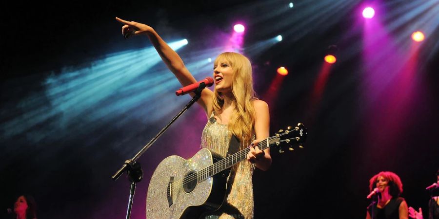 Taylor Swift Gitarre Bühne Lichtshow