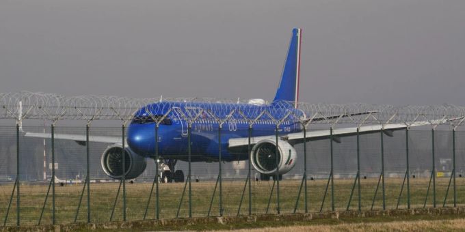 Ein startbereites Flugzeug musste auf dem Flughafen in Turin zum Terminal zurückkehren, weil ein Passagier aussteigen wollte. (Symbolbild) Flugzeug Italien Passagier