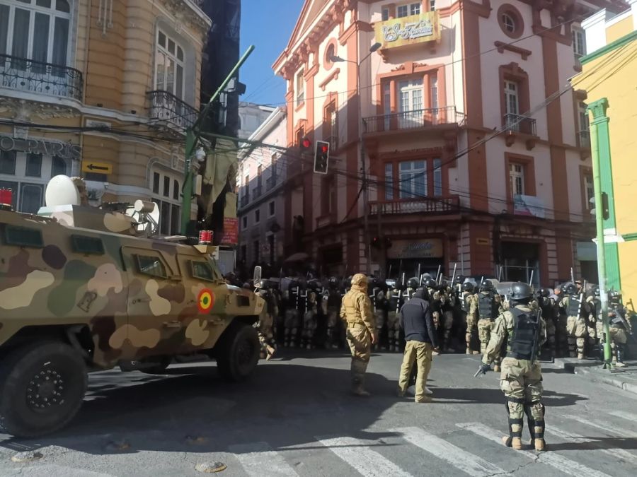 In Bolivien haben Soldaten den Präsidentenpalast gestürmt.