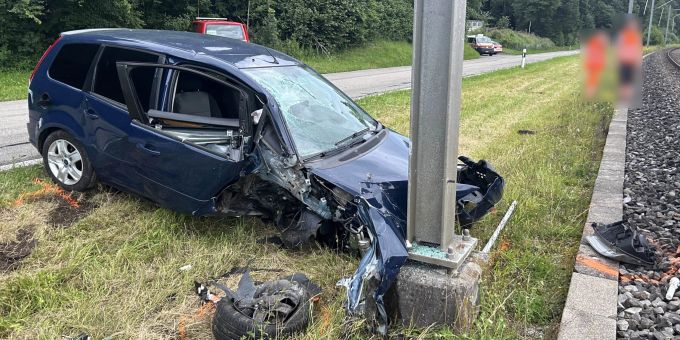 Bollingen: Selbstunfall fordert Verletzten. Selbstunfall fordert Verletzten.