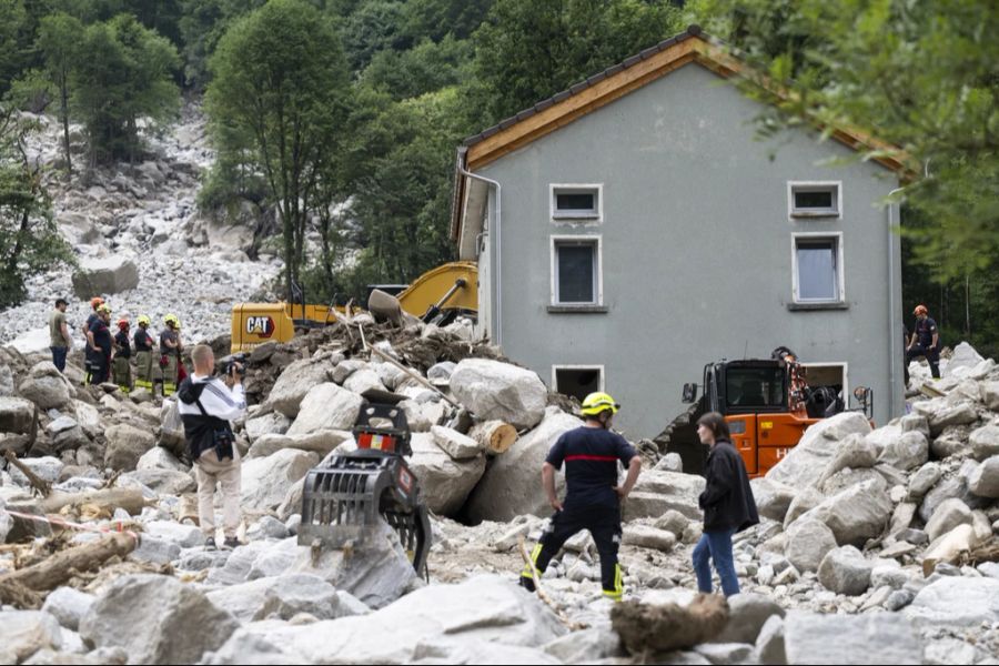 Eine der Vermissten konnte am Samstagmorgen aus dem Schuttkegel gerettet werden.