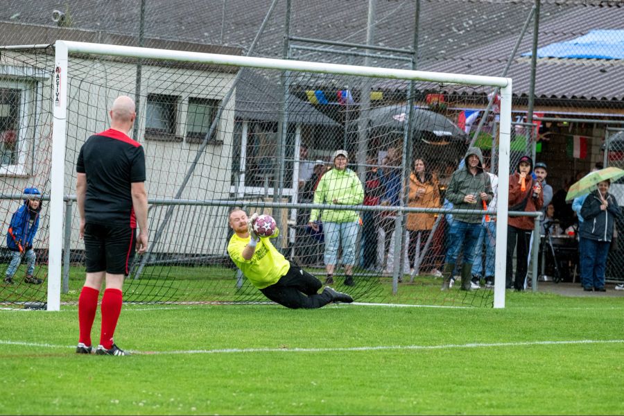 FC Schönbühl Keeper Nick Mori pariert den Foulelfmeter.