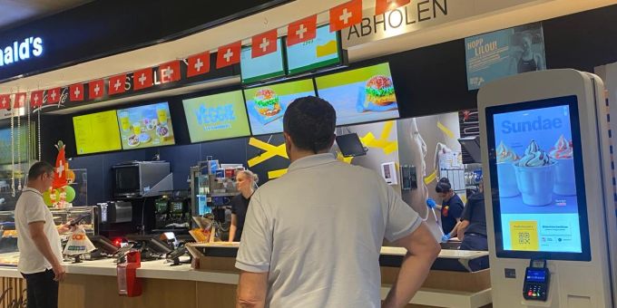 «Sehe gar nichts!» - Burger-Fans ärgern sich über EM-Schweizer-Fähnli