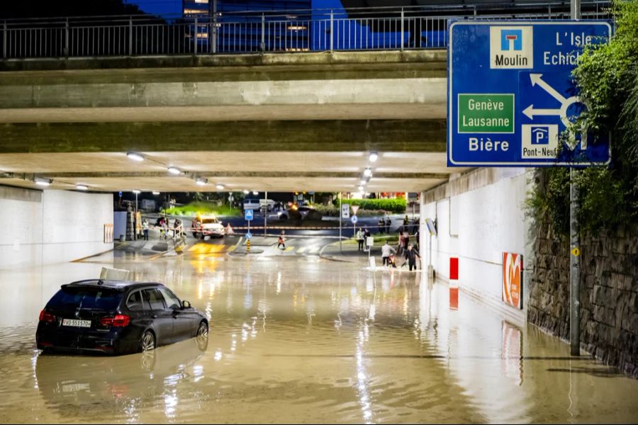 Auch eine Unterführung wurde in Morges VD geflutet.