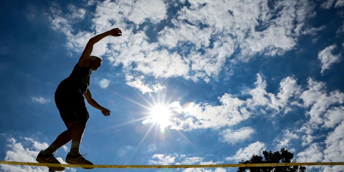 Der Este Jaan Roose überquerte er als erster Mensch die Strasse von Messina zwischen Sizilien und dem italienischen Festland auf einem Gummiband. (Symbolbild) Ein Mann balanciert auf eine Slackline. (Foto:Archiv) Der Este Jaan Roose überquerte er als erster Mensch die Strasse von Messina zwischen Sizilien und dem italienischen Festland auf einem Gummiband.