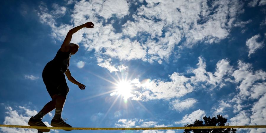 Ein Mann balanciert auf eine Slackline. (Foto:Archiv) Der Este Jaan Roose überquerte er als erster Mensch die Strasse von Messina zwischen Sizilien und dem italienischen Festland auf einem Gummiband.