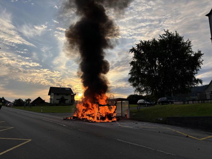 Die Feuerwehr konnte den Brand löschen. Brand von Wohnwagen