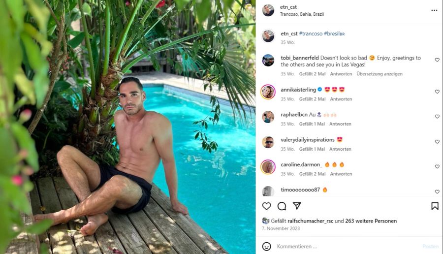 Etienne posiert in Badehose.