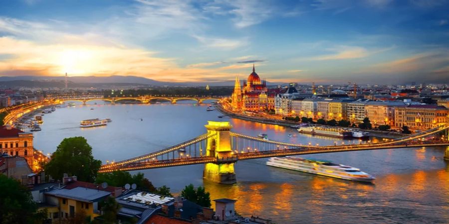 Budapest bei Nacht Panorama-Blick